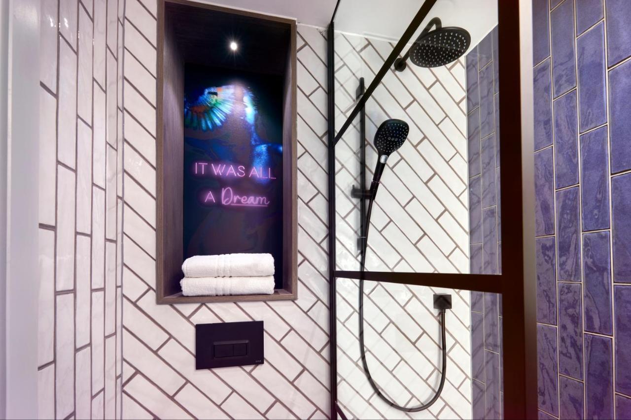 Nyx Hotel London Holborn By Leonardo Hotels Esterno foto A bathroom at the hotel