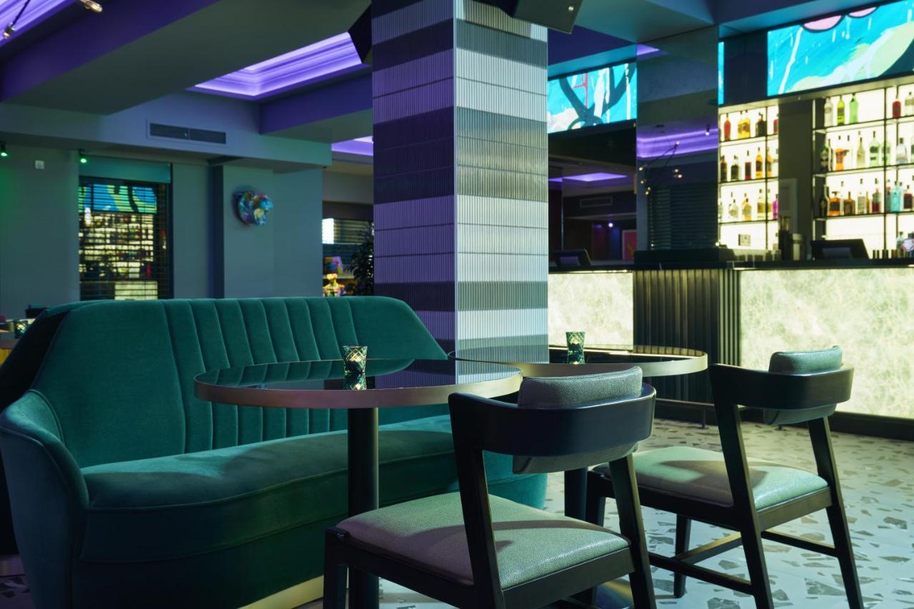 Nyx Hotel London Holborn By Leonardo Hotels Esterno foto The interior of the bar