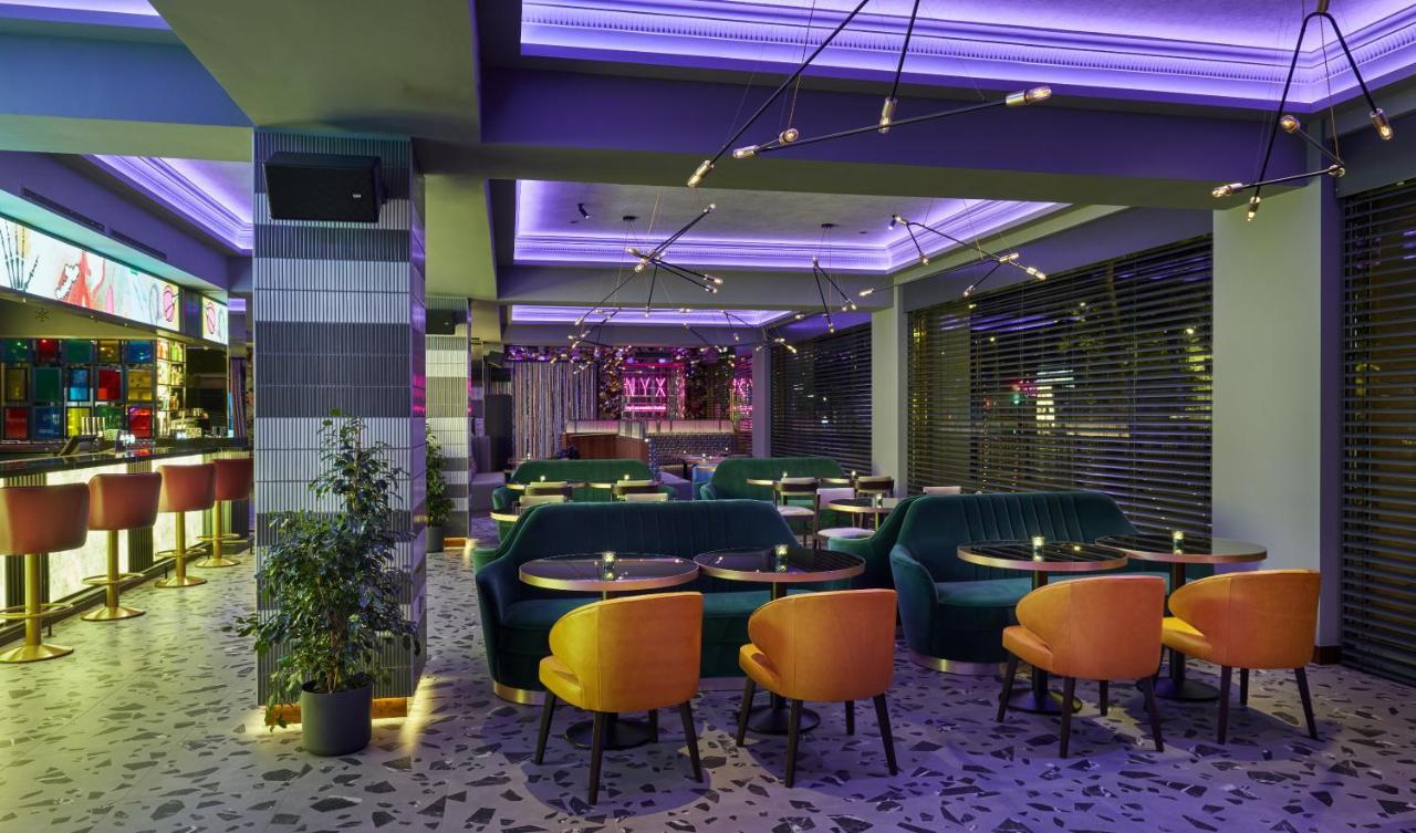 Nyx Hotel London Holborn By Leonardo Hotels Esterno foto The interior of the bar