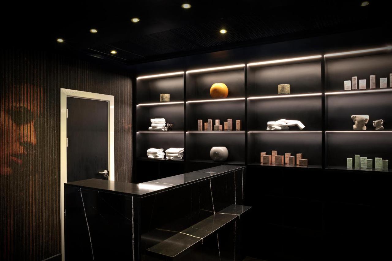 Nyx Hotel London Holborn By Leonardo Hotels Esterno foto The reception area of the spa