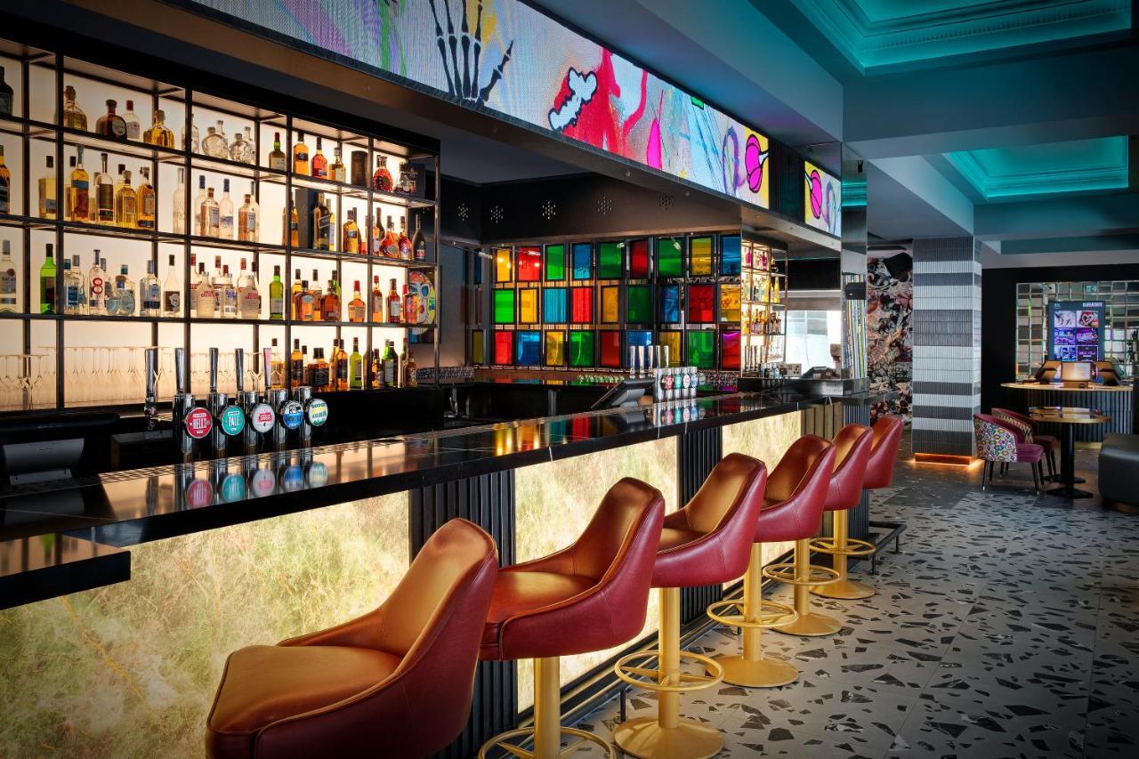 Nyx Hotel London Holborn By Leonardo Hotels Esterno foto The bar at the hotel