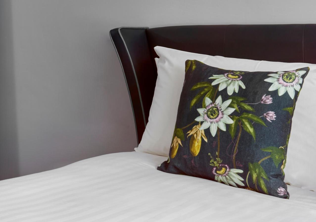 Nyx Hotel London Holborn By Leonardo Hotels Esterno foto A cushion with a floral design