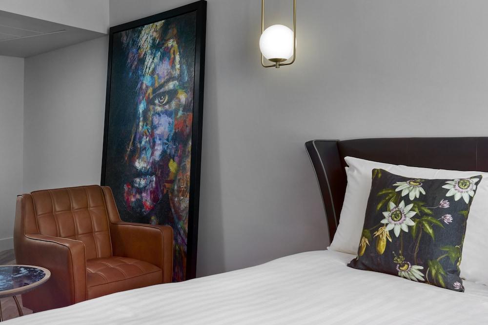 Nyx Hotel London Holborn By Leonardo Hotels Esterno foto A room at the hotel